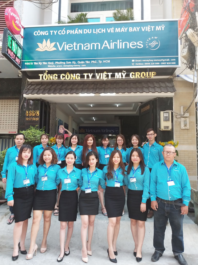 nhân viên phòng vé việt mỹ đồng phục áo xanh vietnam airlines